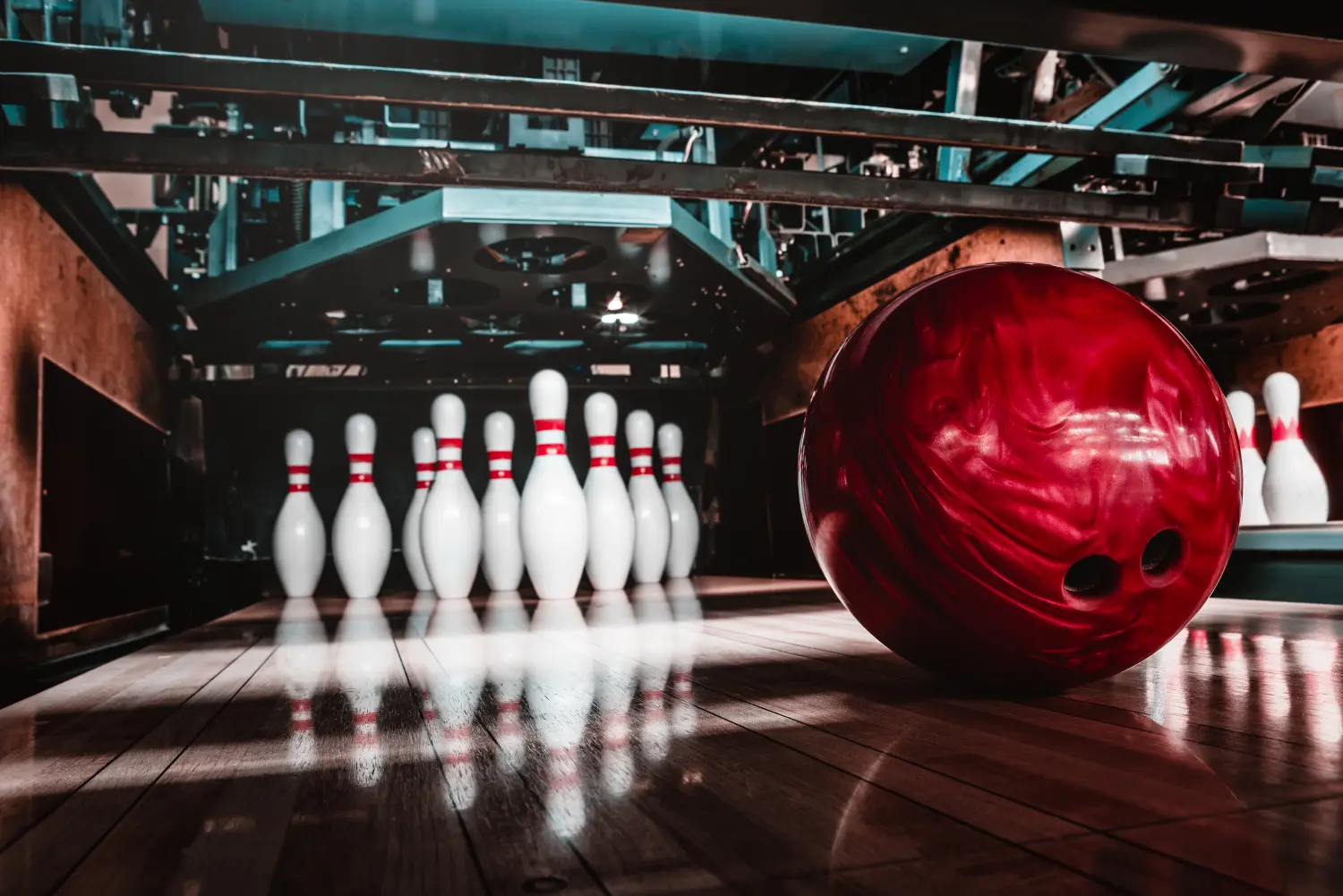 Bowlingkugeln und Pins